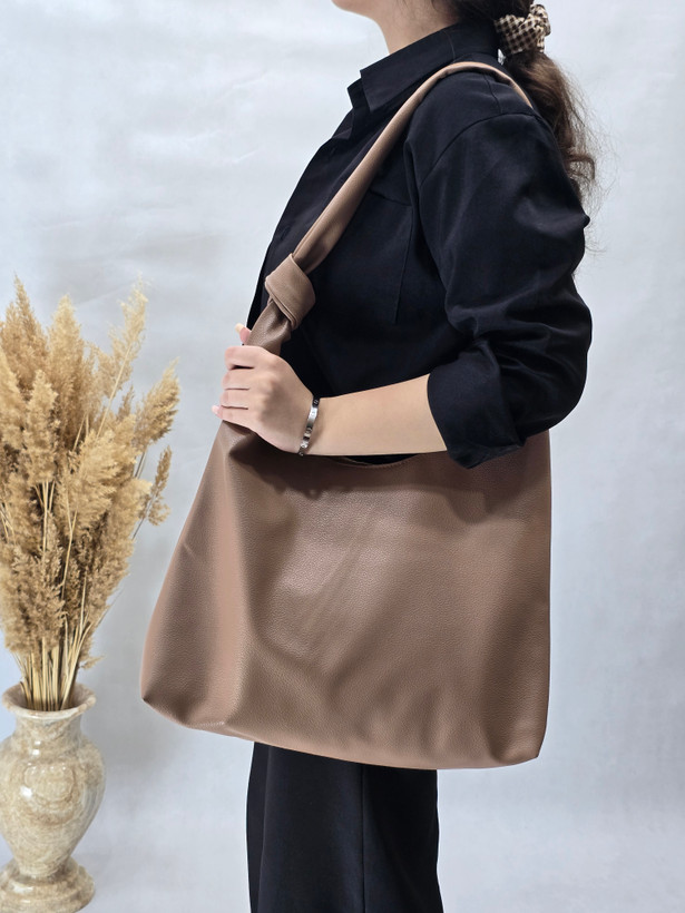 کیف زنانه دوشی با بند گره ای شل مدل شیک و جادار