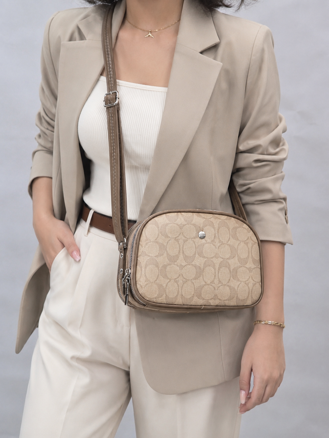 کیف پاسپورتی بزرگ زنانه Coach New York مدل دو زیپ جادار | کیف دوشی شیک و کاربردی