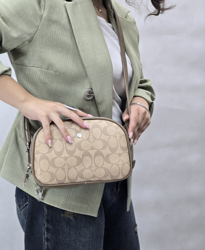 کیف پاسپورتی بزرگ زنانه Coach New York مدل دو زیپ جادار | کیف دوشی شیک و کاربردی