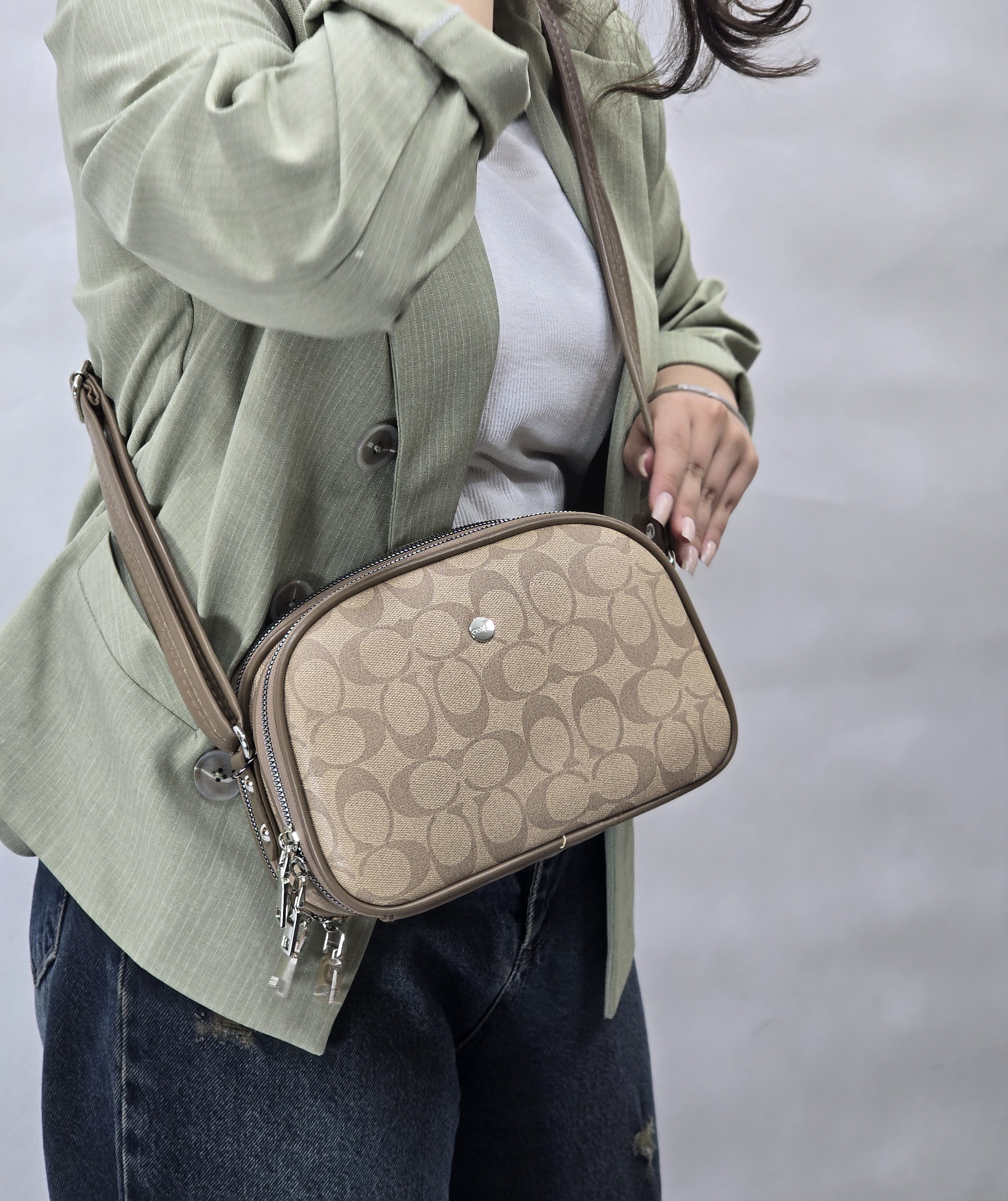کیف پاسپورتی بزرگ زنانه Coach New York مدل دو زیپ جادار | کیف دوشی شیک و کاربردی