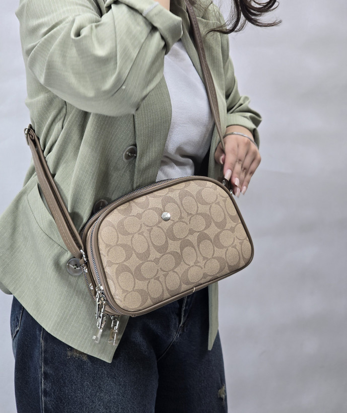 کیف پاسپورتی بزرگ زنانه Coach New York مدل دو زیپ جادار | کیف دوشی شیک و کاربردی