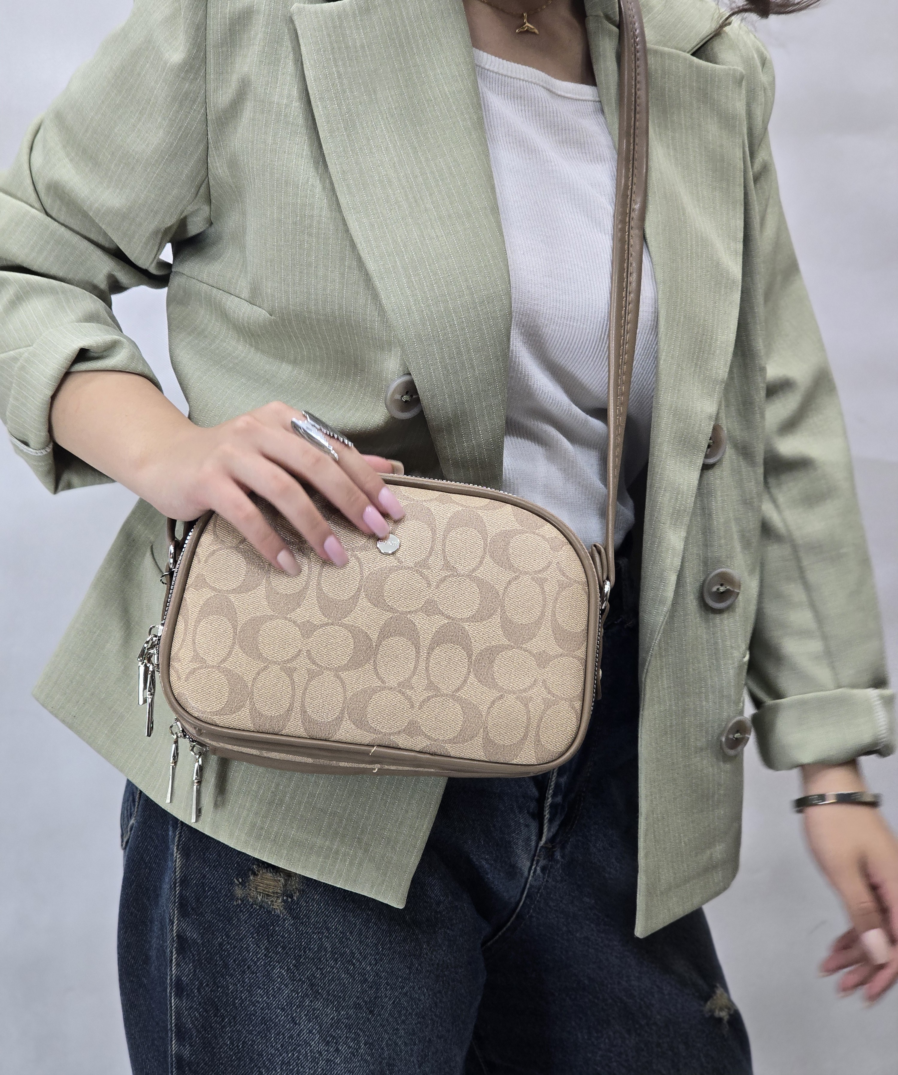 کیف پاسپورتی بزرگ زنانه Coach New York مدل دو زیپ جادار | کیف دوشی شیک و کاربردی