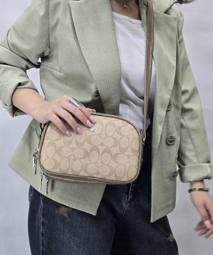 کیف پاسپورتی بزرگ زنانه Coach New York مدل دو زیپ جادار | کیف دوشی شیک و کاربردی
