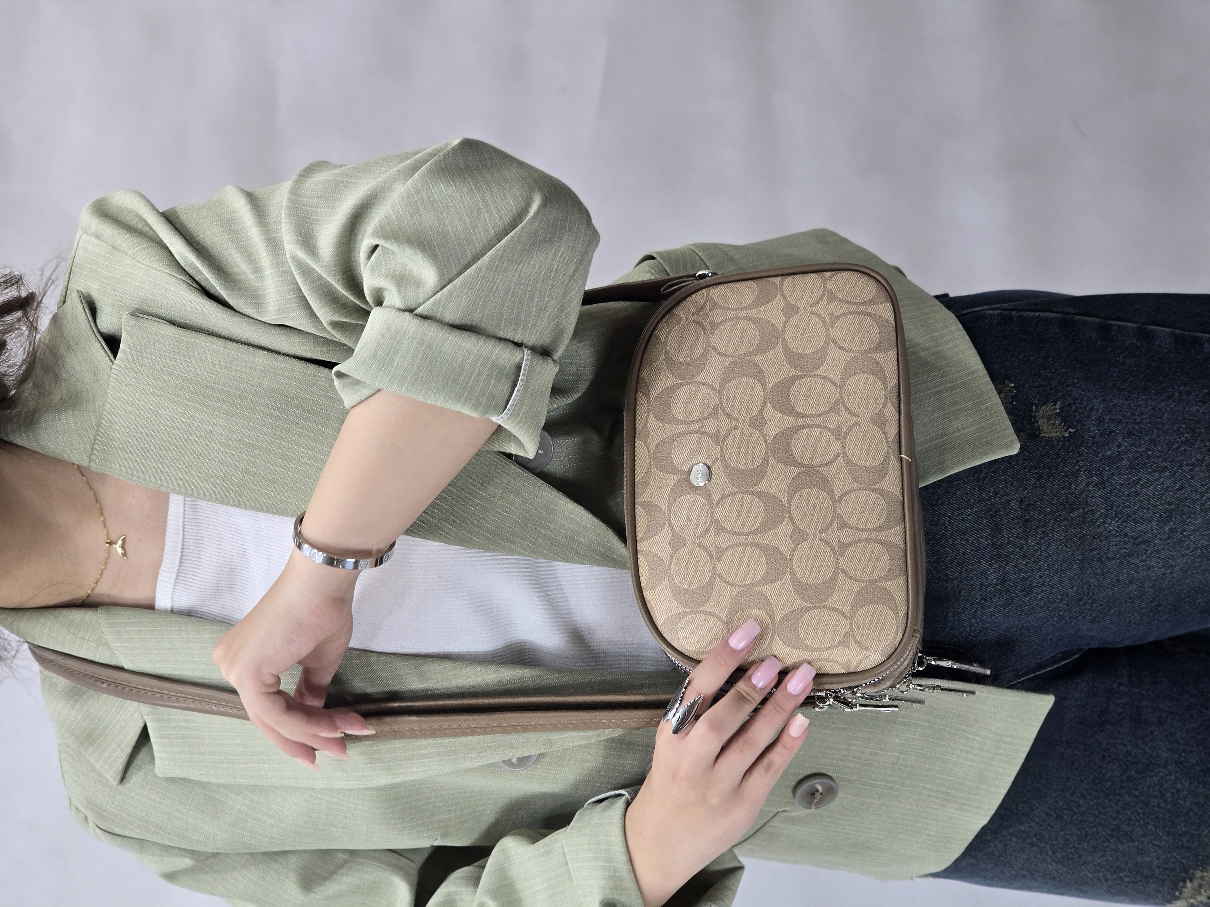 کیف پاسپورتی بزرگ زنانه Coach New York مدل دو زیپ جادار | کیف دوشی شیک و کاربردی
