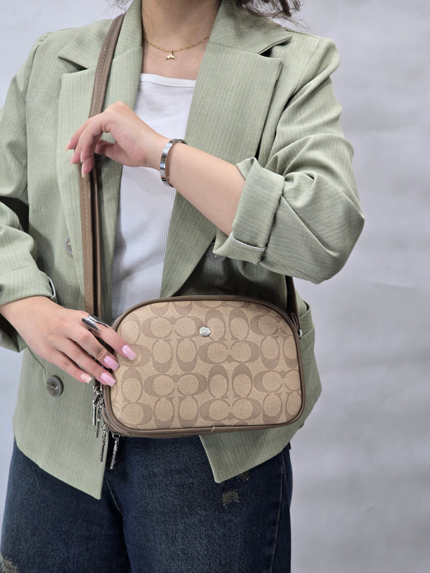کیف پاسپورتی بزرگ زنانه Coach New York مدل دو زیپ جادار | کیف دوشی شیک و کاربردی