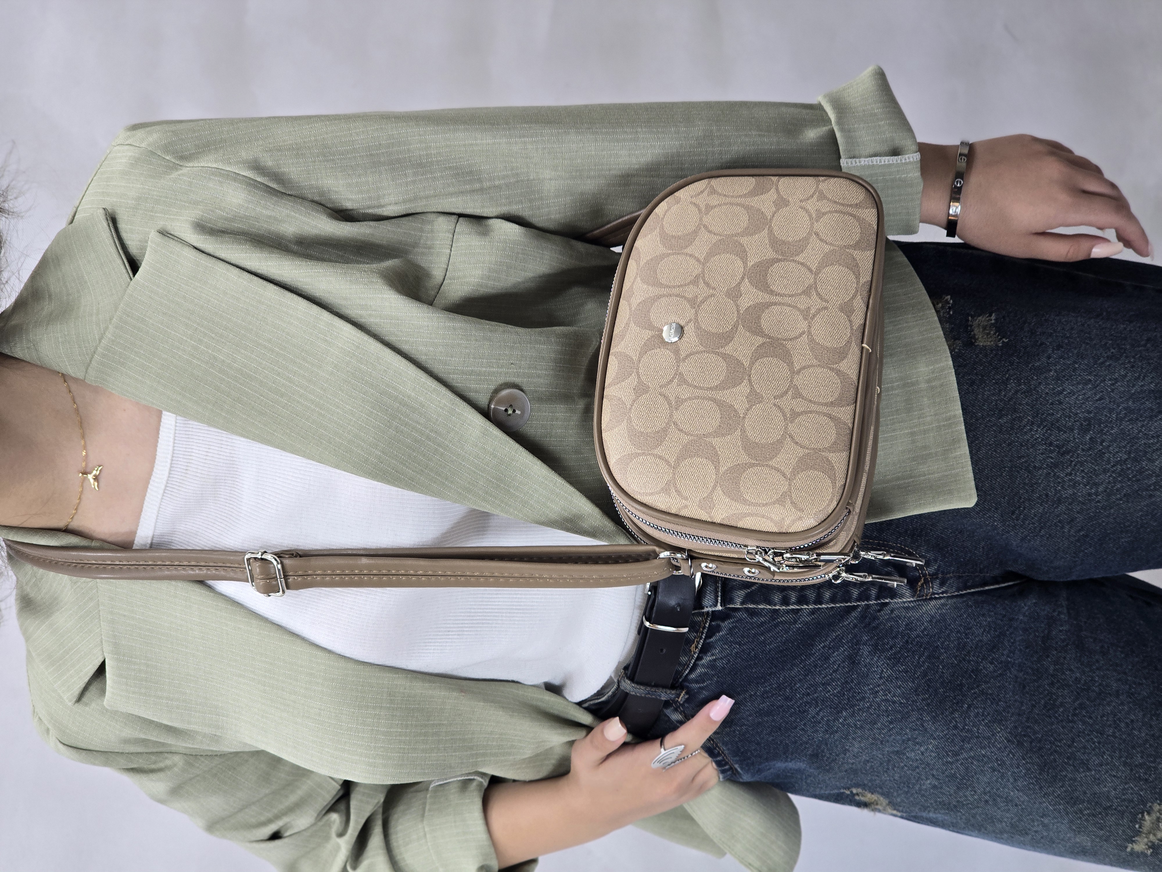 کیف پاسپورتی بزرگ زنانه Coach New York مدل دو زیپ جادار | کیف دوشی شیک و کاربردی