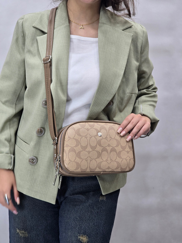 کیف پاسپورتی بزرگ زنانه Coach New York مدل دو زیپ جادار | کیف دوشی شیک و کاربردی