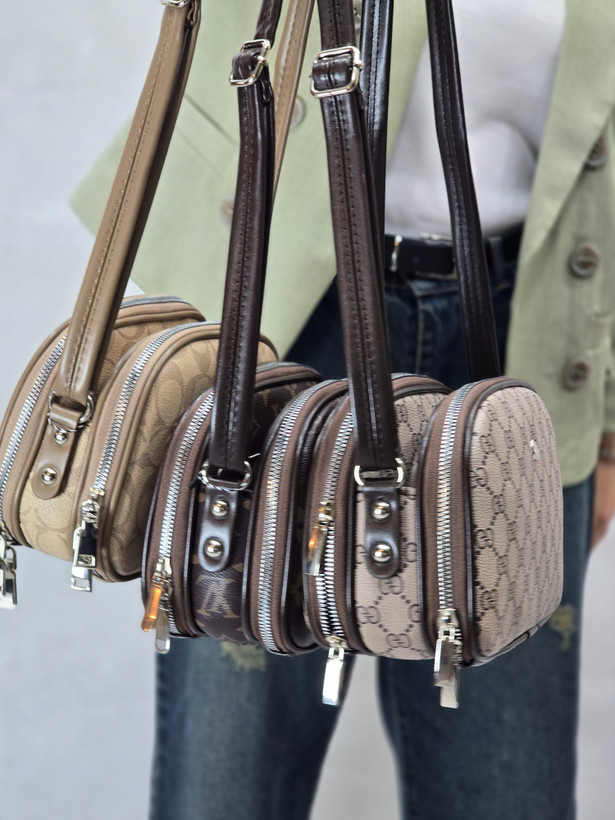کیف پاسپورتی بزرگ زنانه Coach New York مدل دو زیپ جادار | کیف دوشی شیک و کاربردی