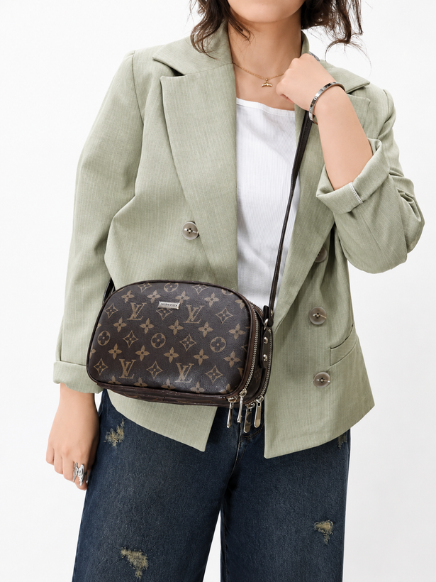 کیف پاسپورتی زنانه Louis Vuitton (لویی ویتون) مدل پاسپورتی بزرگ با طراحی لوکس و مینیمال