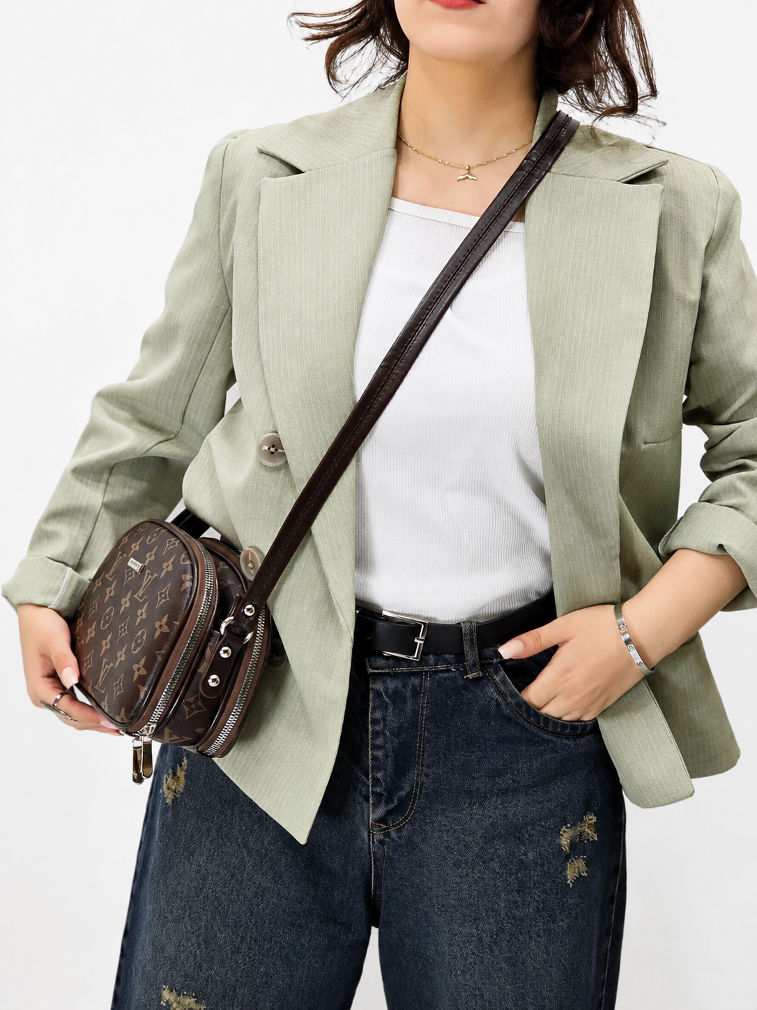 کیف پاسپورتی زنانه Louis Vuitton (لویی ویتون) مدل پاسپورتی بزرگ با طراحی لوکس و مینیمال