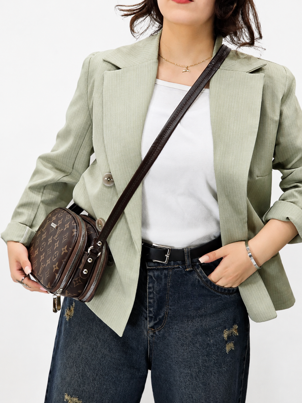 کیف پاسپورتی زنانه Louis Vuitton (لویی ویتون) مدل پاسپورتی بزرگ با طراحی لوکس و مینیمال