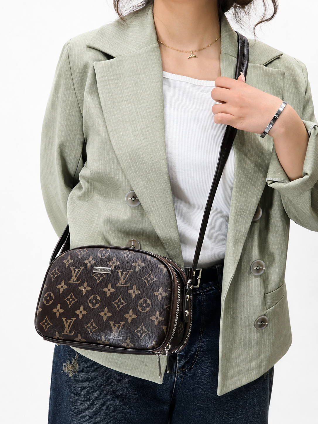 کیف پاسپورتی زنانه Louis Vuitton (لویی ویتون) مدل پاسپورتی بزرگ با طراحی لوکس و مینیمال