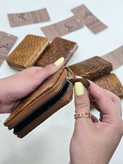 کیف جاکارتی چرم طبیعی – زیپدار و دستدوز