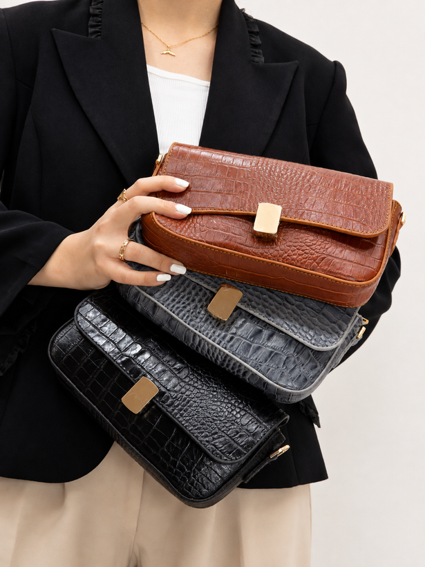 کیف زنانه چرم طبیعی دکمهدار با بند دوشی